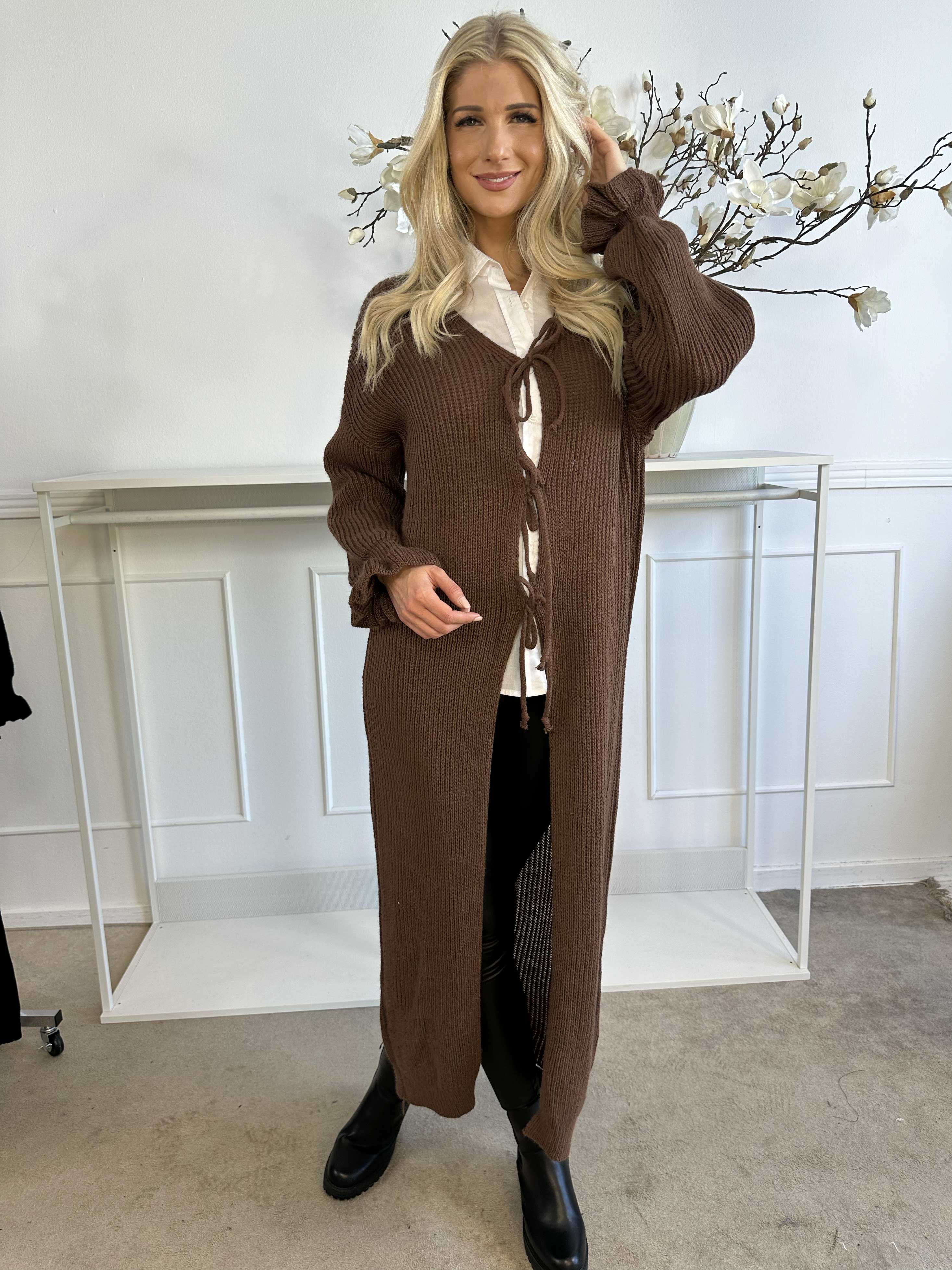 Catalina - Lang strikcardigan med sløjfer og flæsekant